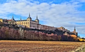 Vista panorámica de la fachada norte de Lerma, con el Parador en el centro