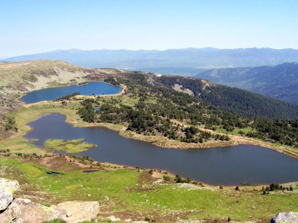 Vista a algunas de las lagunas de Neila.