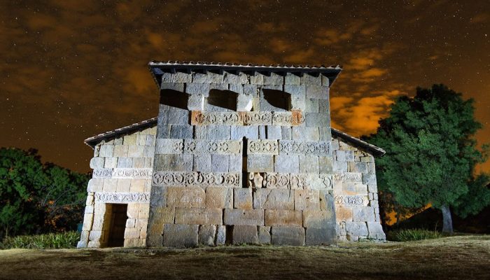 Vista nocturna de la ermita visigótica de Quintanilla de las Viñas.