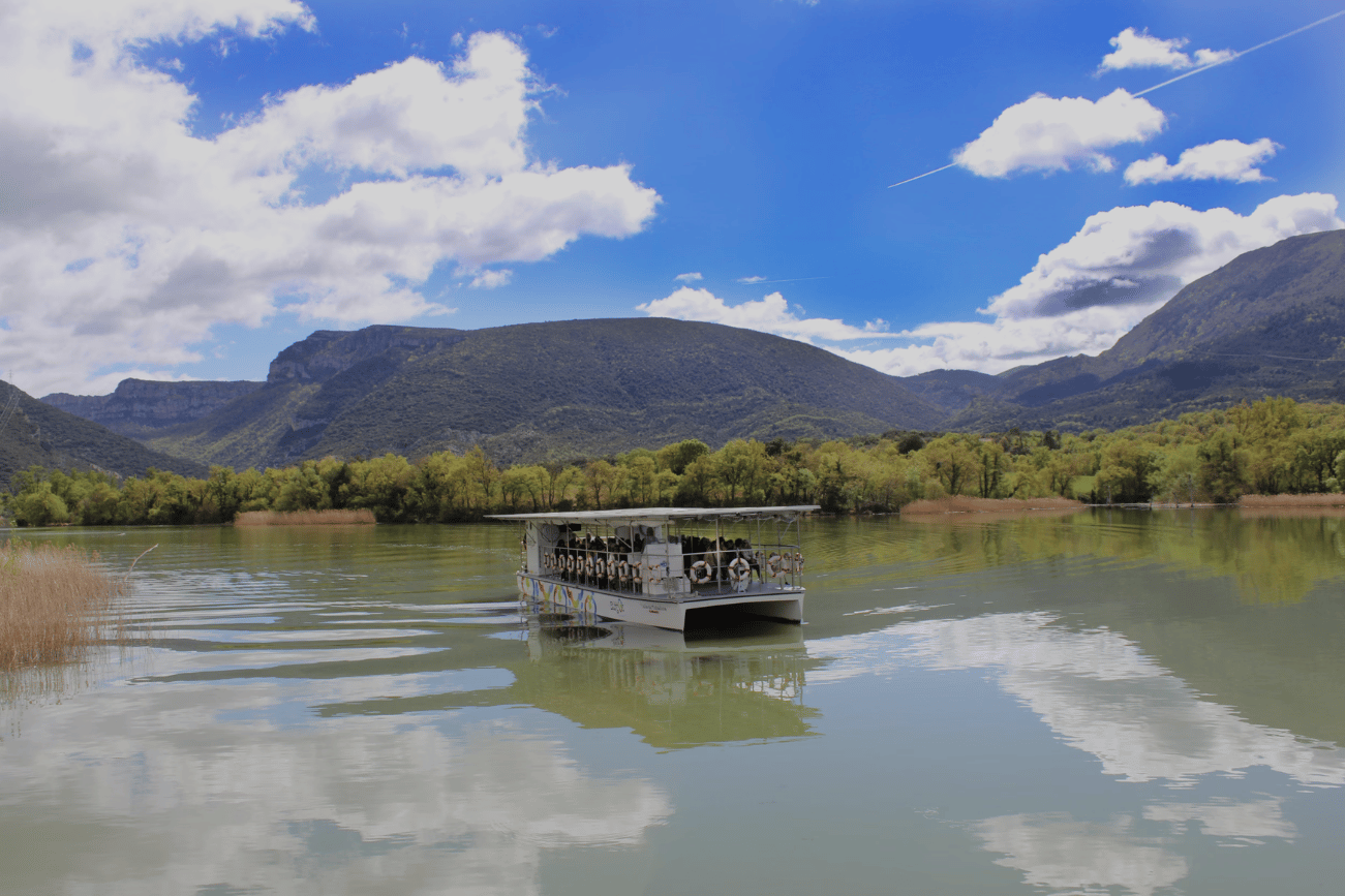 Foto del barco electrosolar en el valle de tobalino rodeado de agua y de montañas